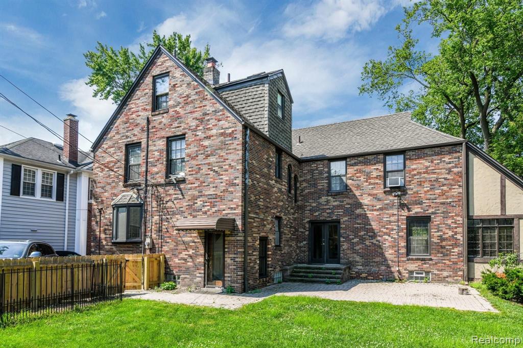1122 Bishop Road Grosse Pointe Park, MI 48230 - Photo 3 of 44