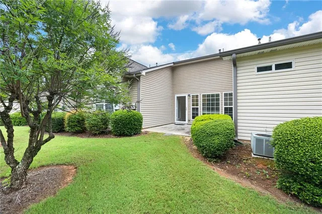 a view of a house with a backyard