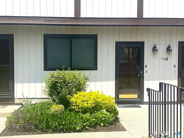 $2,650 | 27 Crows Nest Lane, Unit 4B, Danbury, CT 06810