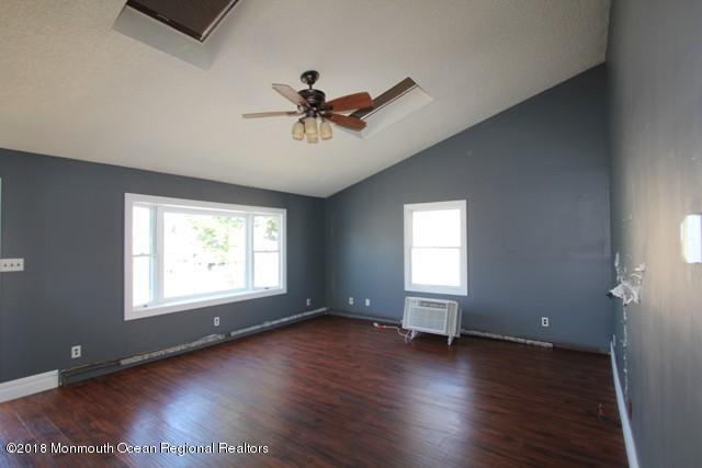 23 Sands Point Road Waretown, NJ 08758 - Photo 5 of 14 351-623922 Living Room (8)