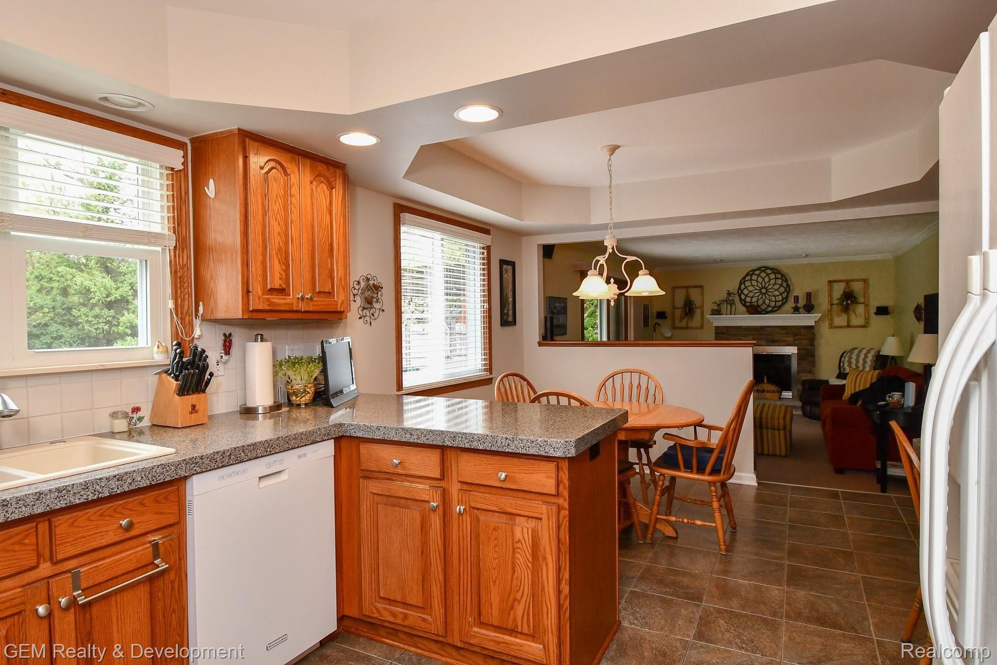 18725 Gill Road Livonia, MI 48152 - Photo 9 of 36 DSC_9667.jpg