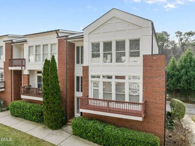a view of front of a house with a yard