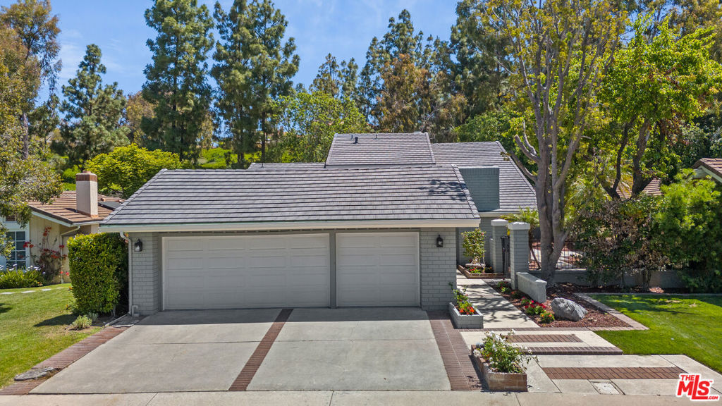 19 Rippling Irvine, CA 92603 - Photo 3 of 69 Front, 3 Car Garage