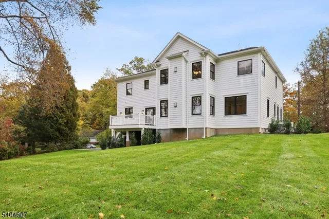a view of a house with backyard and garden