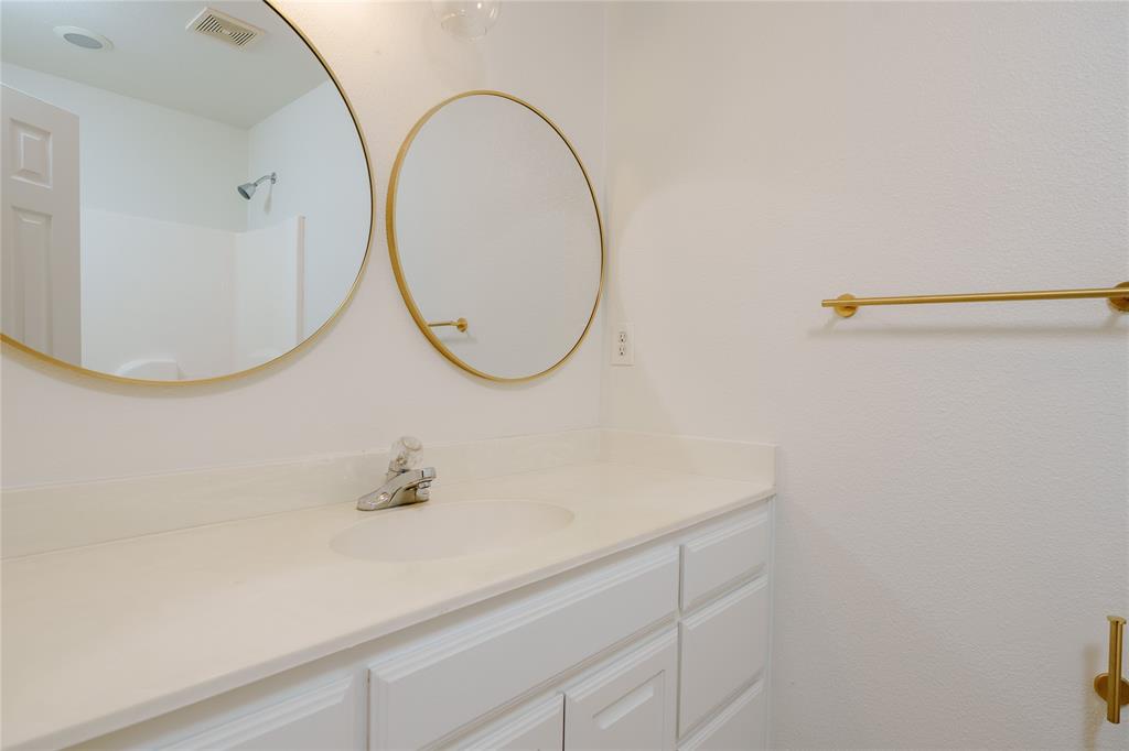 364 Parker Road Van Alstyne, TX 75495 - Photo 27 of 40 Upstairs Hall Full Bathroom