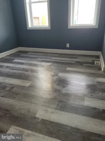 a view of empty room with window