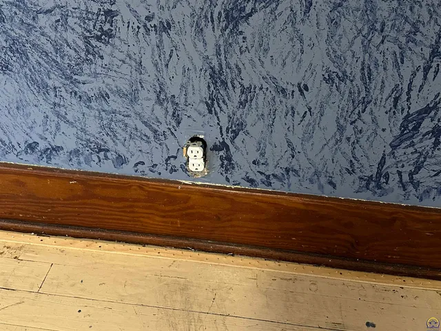 $137,500 | 326 Southwest Quinton Avenue, Topeka, KS 66606