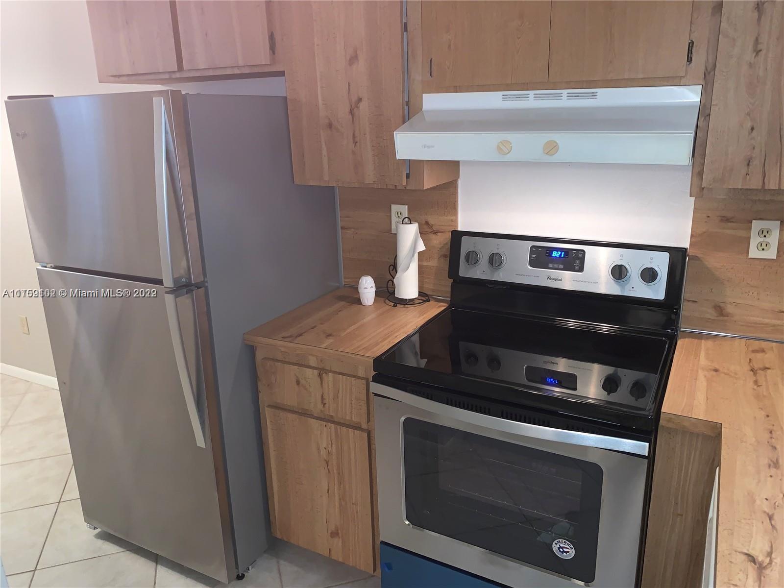 6800 Cypress Road, Unit 208 Plantation, FL 33317 - Photo 4 of 13 a close view of a stove top oven and refrigerator