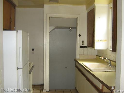 9008 Rutland Street Detroit, MI 48228 - Photo 3 of 8 Kitchen