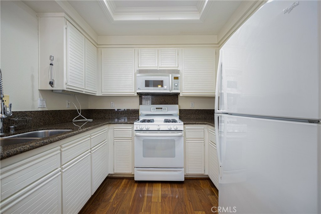 23 Ericson Aisle Irvine, CA 92620 - Photo 10 of 28 a kitchen with a sink a stove and cabinets