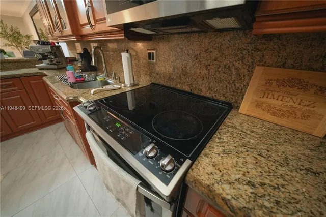 a view of entryway and kitchen