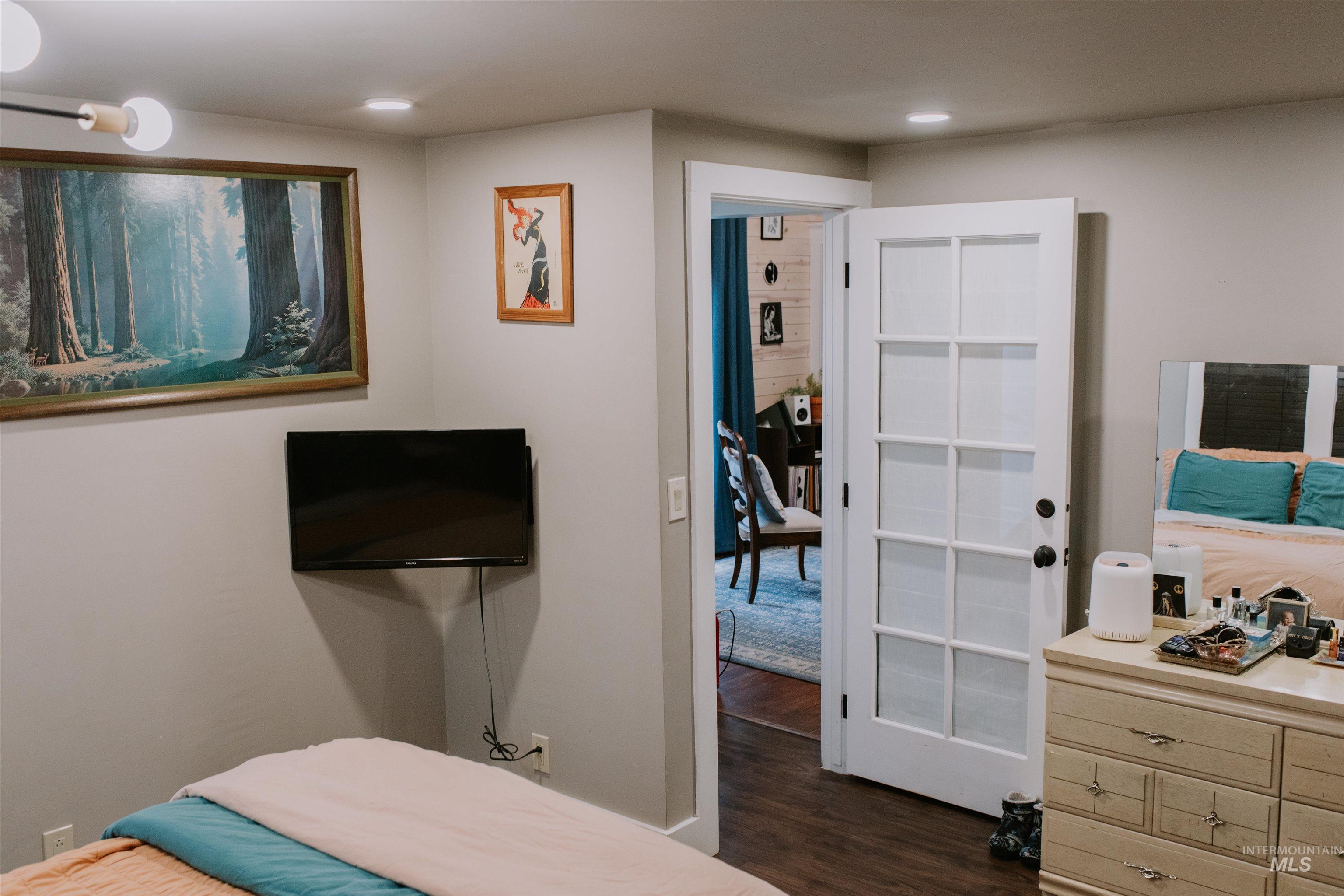 104 North Fairfield Street Council, ID 83612 - Photo 21 of 32 Bedroom featuring dark wood-style flooring and recessed lighting