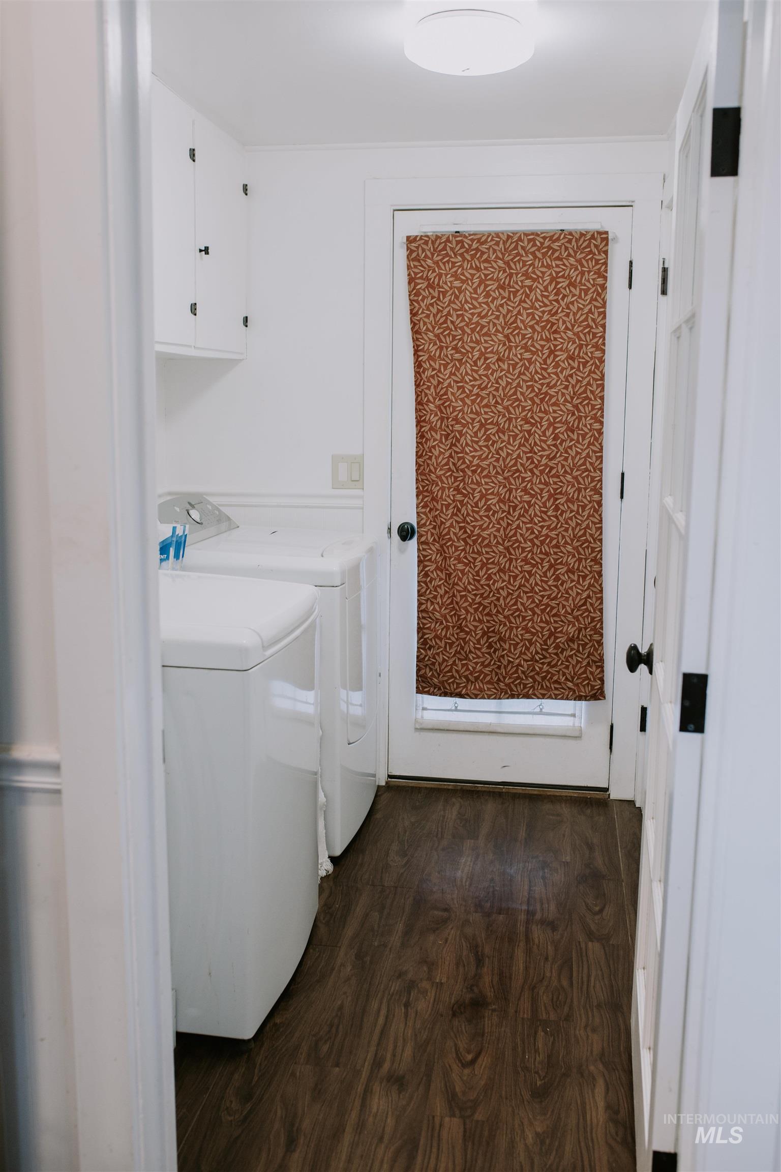 104 North Fairfield Street Council, ID 83612 - Photo 27 of 32 Laundry room with dark wood-style flooring, cabinet space, and independent washer and dryer