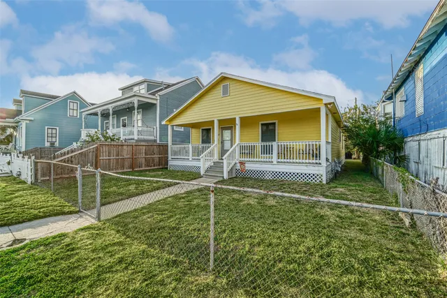 $2,200 | 1320 Avenue L, Galveston, TX 77550