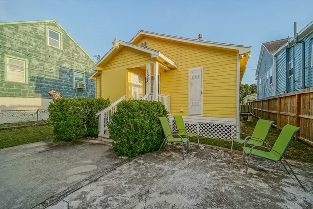 $2,200 | 1320 Avenue L, Galveston, TX 77550