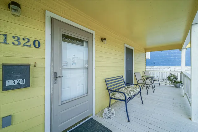 $2,200 | 1320 Avenue L, Galveston, TX 77550