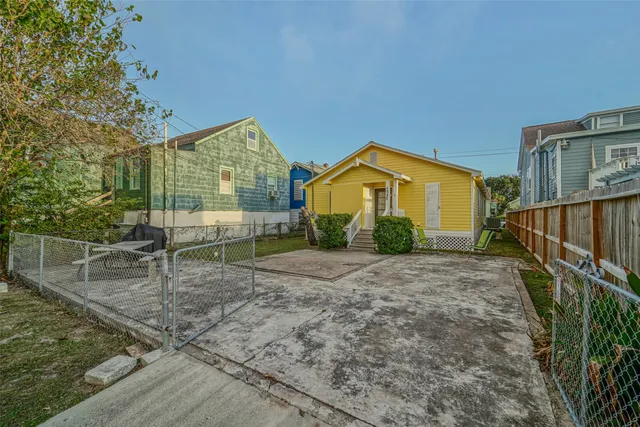 $2,200 | 1320 Avenue L, Galveston, TX 77550