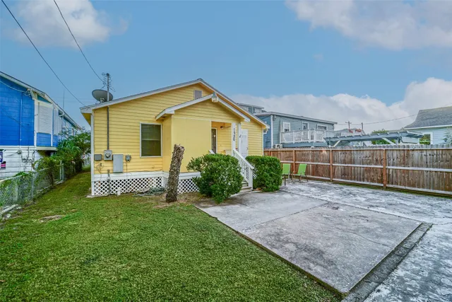 $2,200 | 1320 Avenue L, Galveston, TX 77550