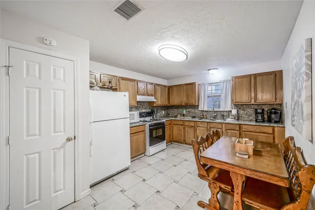 $2,200 | 1320 Avenue L, Galveston, TX 77550