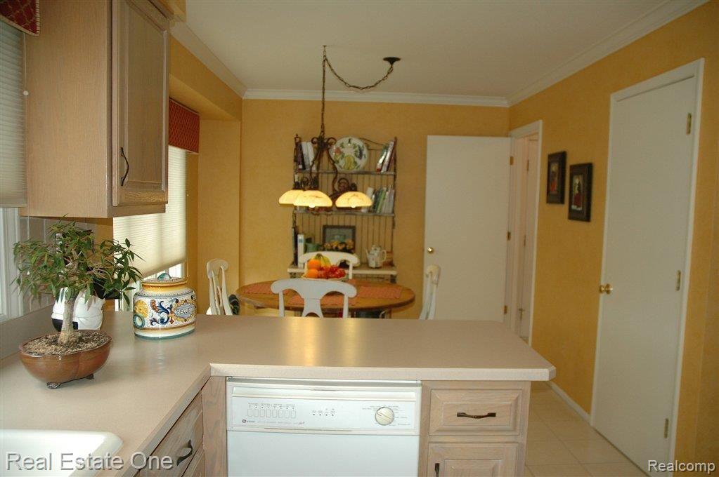 2919 Powderhorn Ridge Road Rochester, MI 48309 - Photo 8 of 23 Kitchen4.jpg
