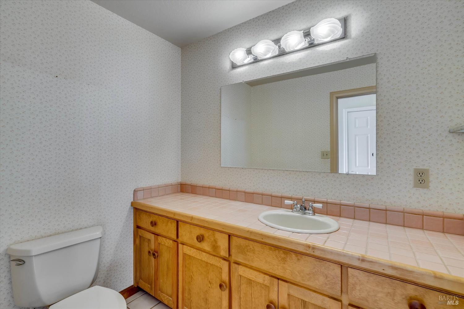 20 Rosedale Road Calistoga, CA 94515 - Photo 30 of 47 a bathroom with a sink and a mirror