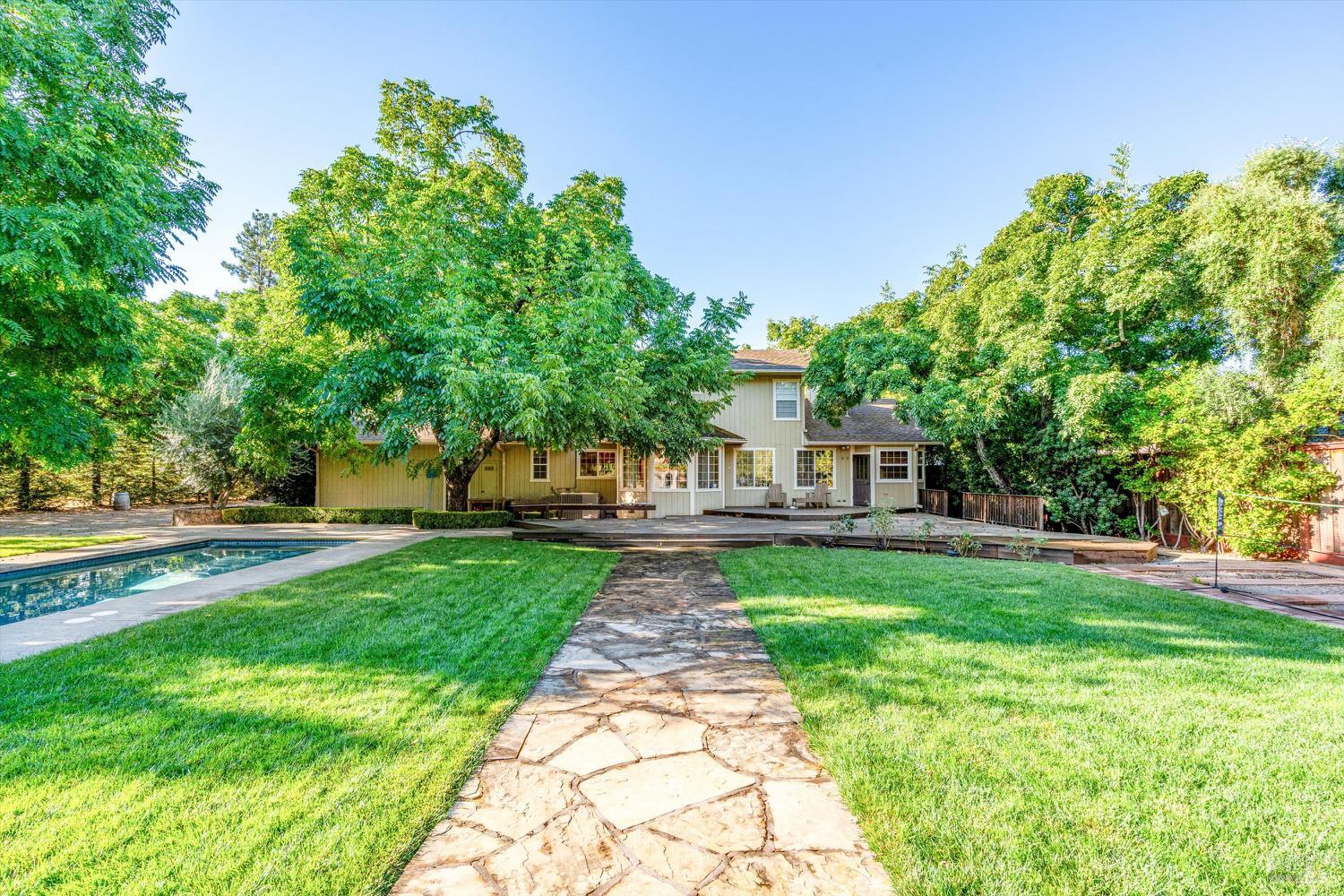 20 Rosedale Road Calistoga, CA 94515 - Photo 41 of 47 a front view of a house with garden and trees