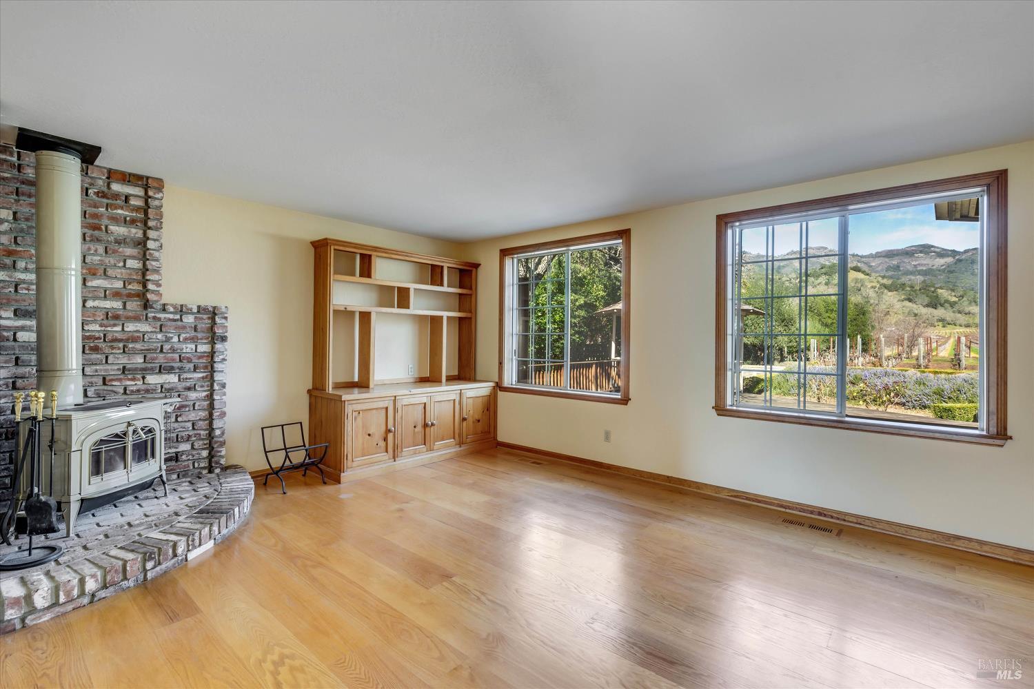 20 Rosedale Road Calistoga, CA 94515 - Photo 10 of 47 a living room with furniture and a flat screen tv