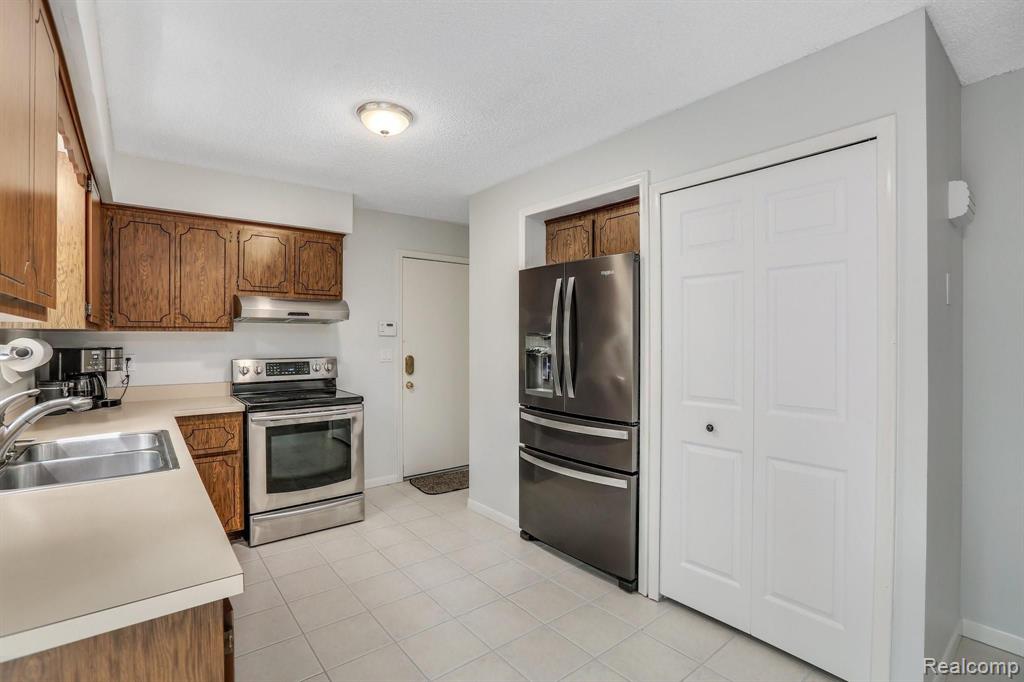 5118 Golf Club Road Howell, MI 48843 - Photo 14 of 40