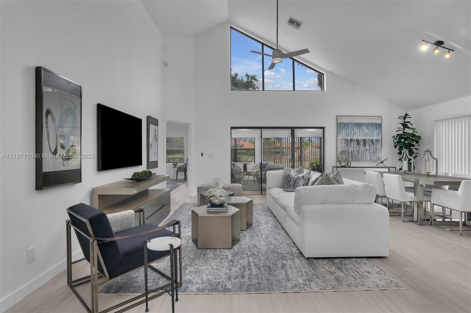 17477 Vía Capri Boca Raton, FL 33496 - Photo 3 of 23 Gallery Image 3