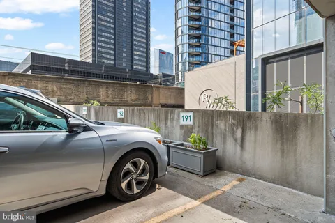 $550,000 | 2200-28 Arch Street, Unit 404, Philadelphia, PA 19103