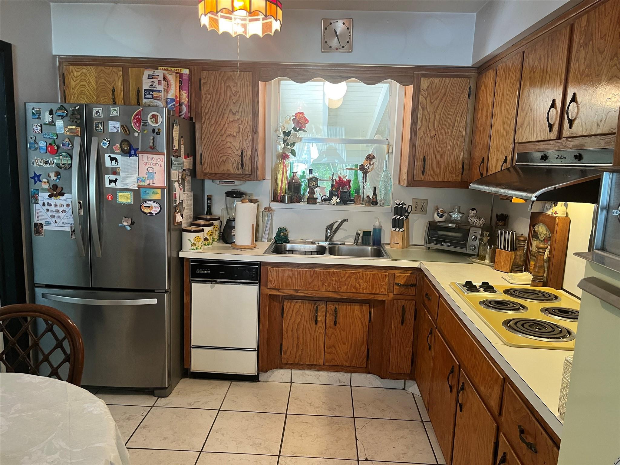 3401 West Park Road Hollywood, FL 33021 - Photo 18 of 28 a kitchen with stainless steel appliances granite countertop a refrigerator and a stove
