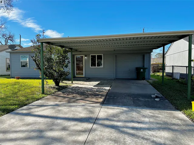 a view of a house with backyard