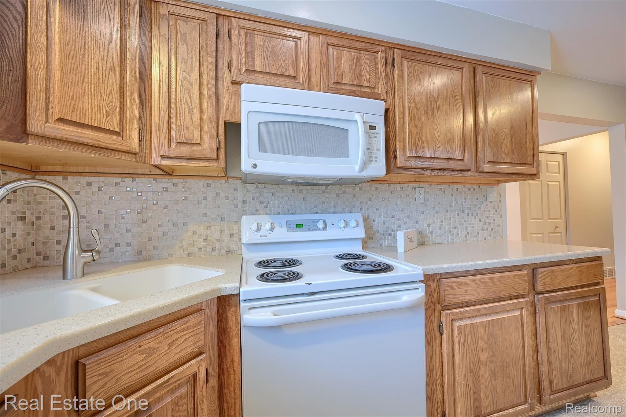 424 Hill Street Rochester, MI 48307 - Photo 12 of 31 Lots of storage & counter space.