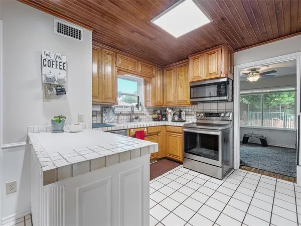 $450,000 | 2119 Prestonwood Drive, Arlington, TX 76012