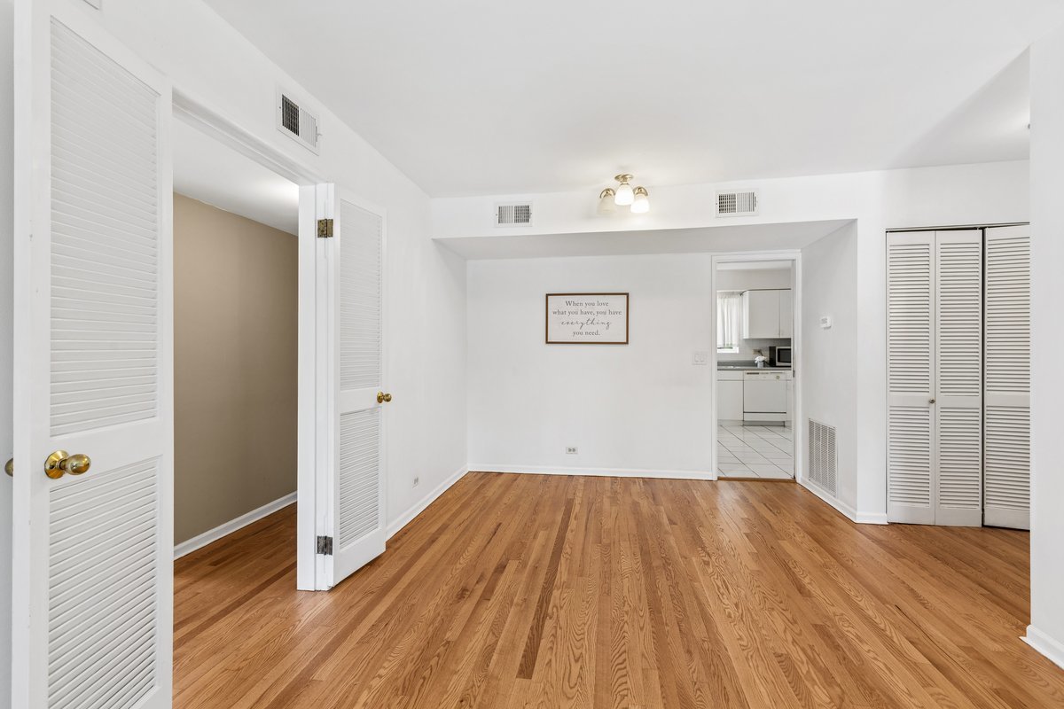 140 Green Bay Road, Unit 2 Glencoe, IL 60022 - Photo 10 of 28 a big room with wooden floor and bathroom view