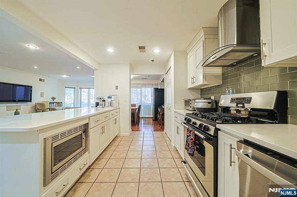 306 Smith Court, Unit R306 Edgewater, NJ 07020 - Photo 11 of 33