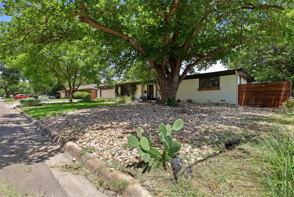 3817 Springbranch Drive Benbrook, TX 76116 - Photo 5 of 31 Welcome to 3817 Springbranch Dr!