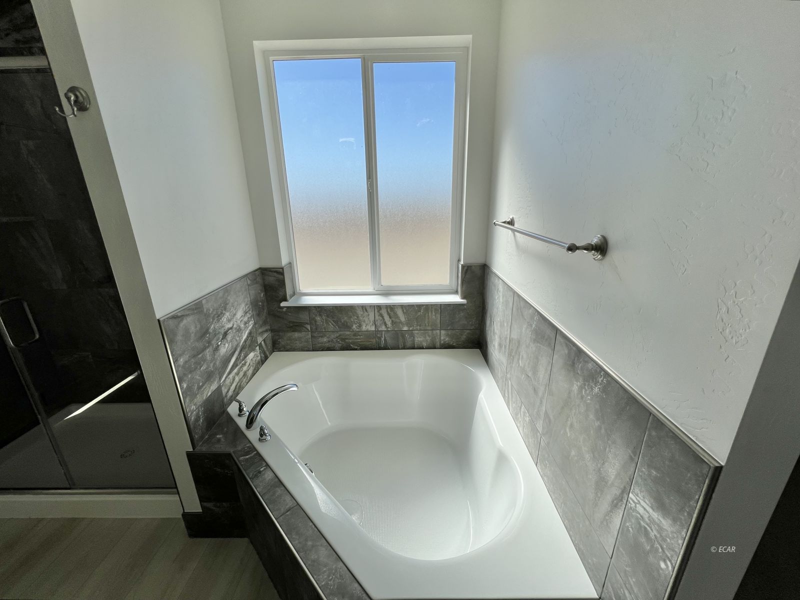 518 Ridgeway Drive Spring Creek, NV 89815 - Photo 29 of 37 a bathroom with a tub