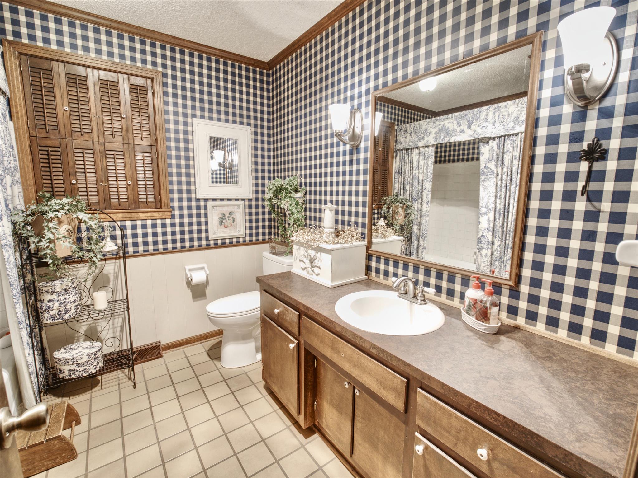 1802 Indian Hills Road Lebanon, TN 37087 - Photo 24 of 29 Hall bath serves bedroom #3