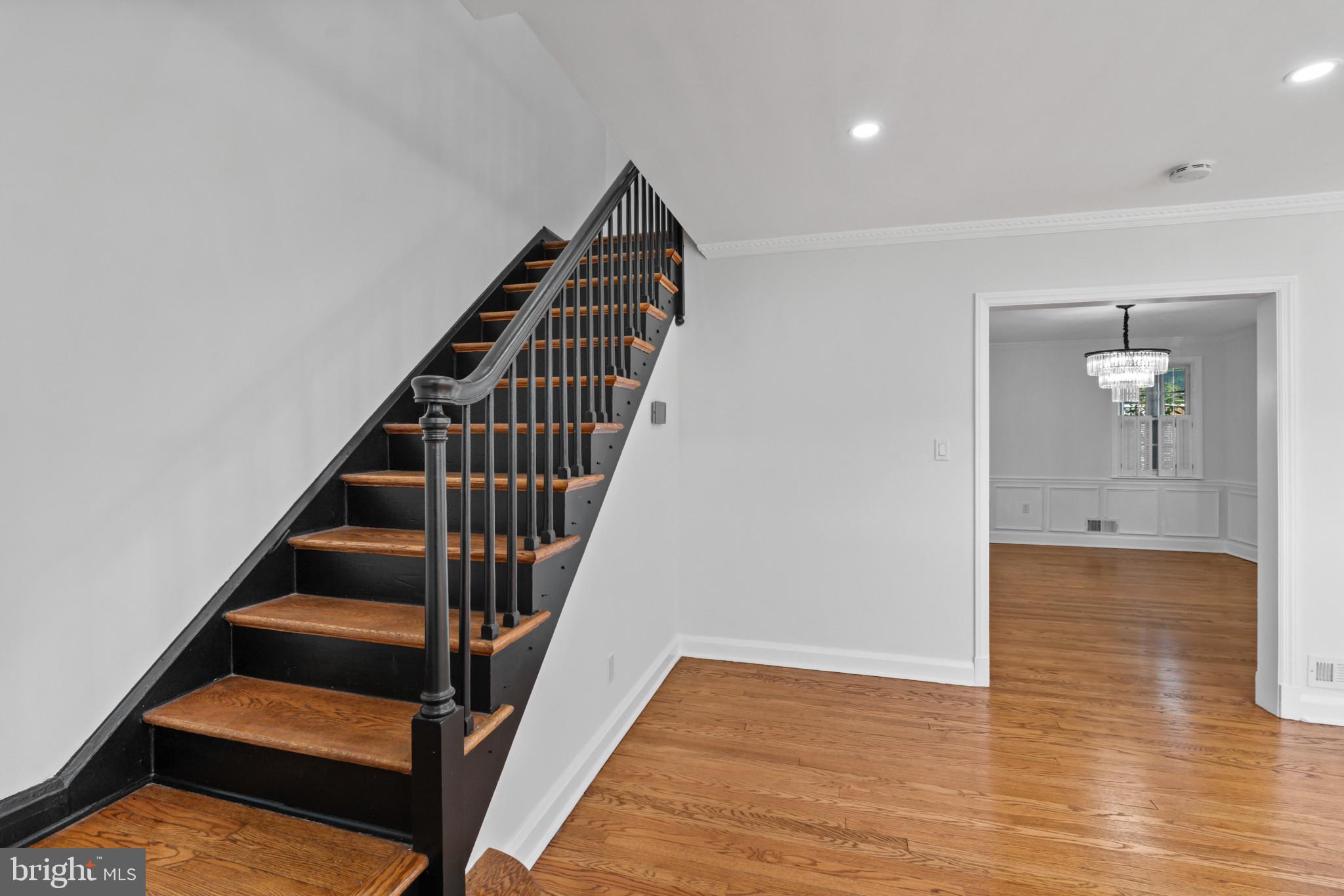 327 Stratford Road Baltimore, MD 21228 - Photo 3 of 28 Gallery Image 3