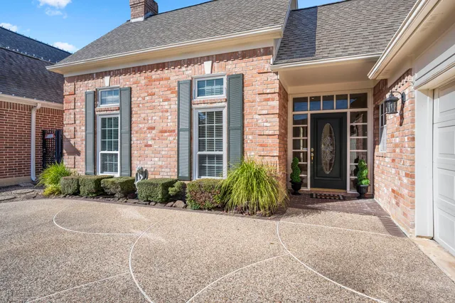 $379,000 | 5702 Glen Pines Drive, Houston, TX 77069