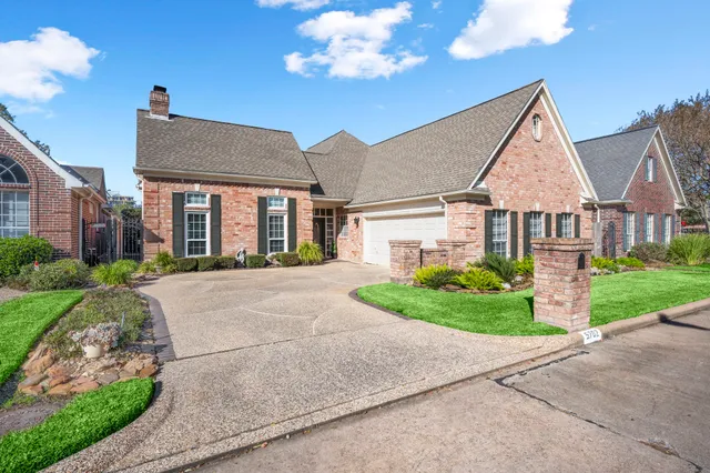 $379,000 | 5702 Glen Pines Drive, Houston, TX 77069