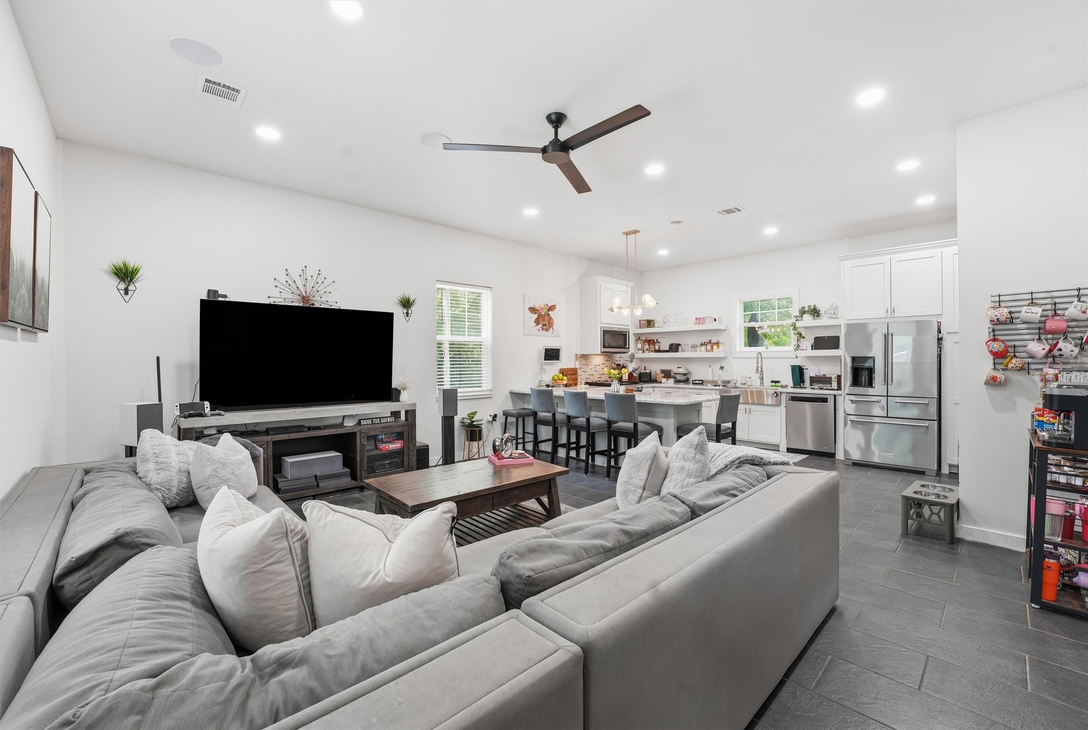 13100 Royal Springs Road Conroe, TX 77303 - Photo 2 of 10 Living room