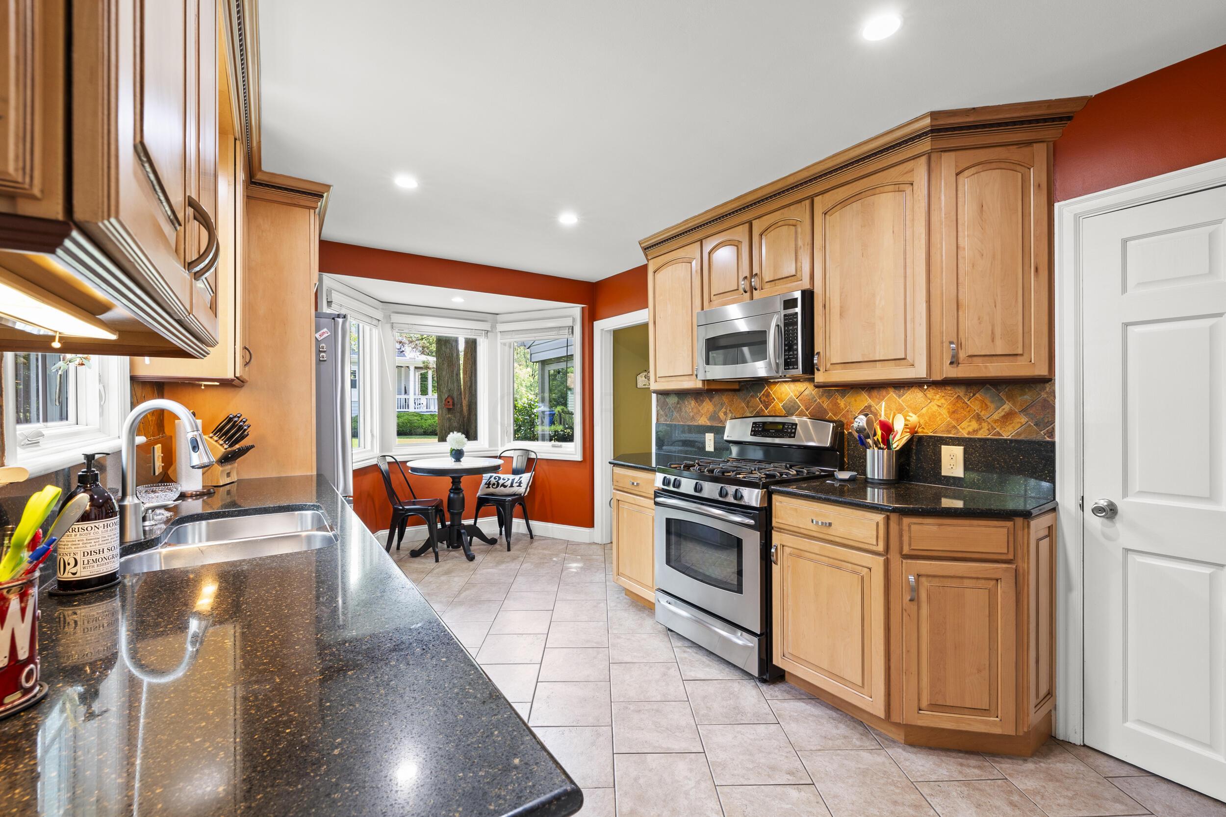 276 Acton Road Columbus, OH 43214 - Photo 14 of 32 15_kitchen 02