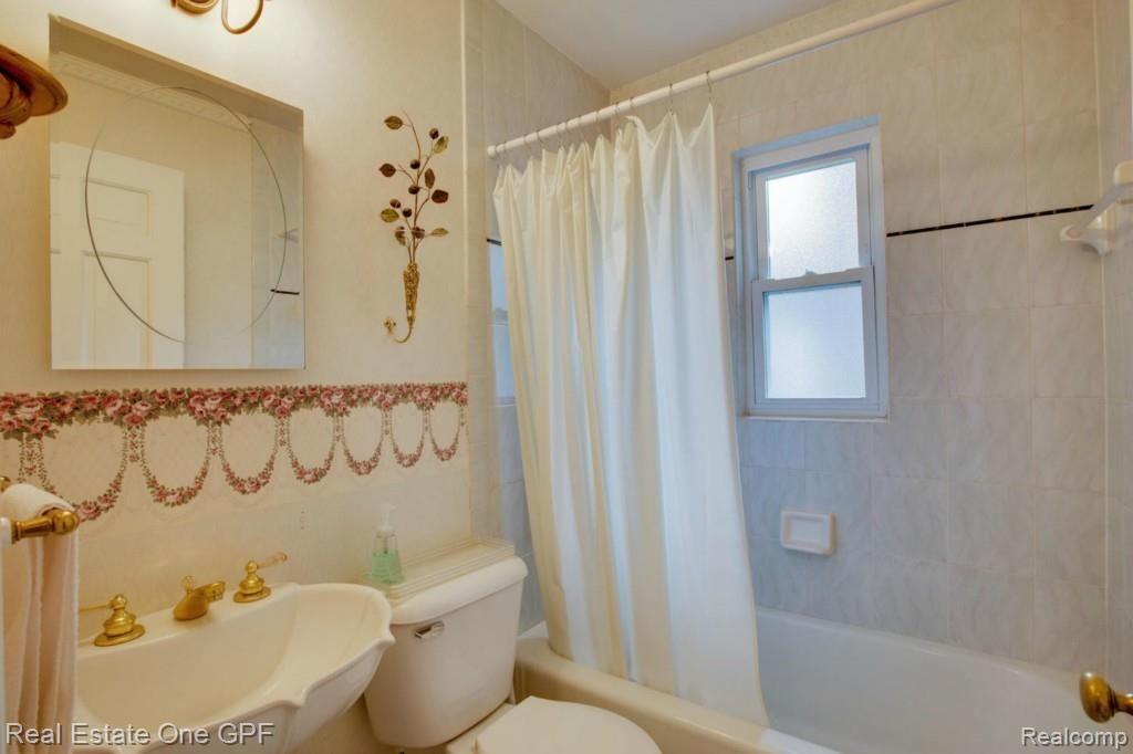 321 Ridge Road Grosse Pointe, MI 48236 - Photo 11 of 25 11 321 Ridge Rd Grosse Pointe MI-large-009-321 Ridge Rd9FULL-1500x1000-72dpi.jpg