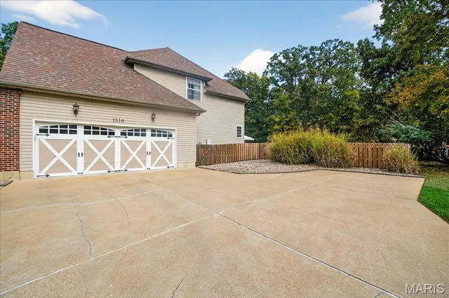 $675,000 | 1516 Redbriar Drive, High Ridge, MO 63049