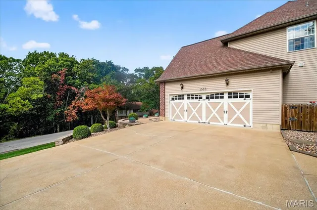 $675,000 | 1516 Redbriar Drive, High Ridge, MO 63049