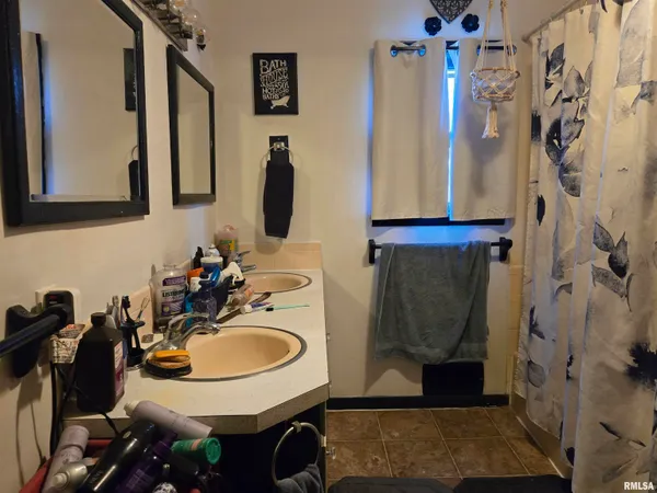 $67,500 | 735 West 3rd Street, Dallas City, IL 62330