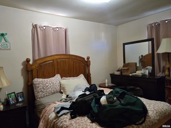 $67,500 | 735 West 3rd Street, Dallas City, IL 62330