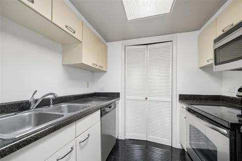 $168,000 | 3525 Sage Road, Unit 713, Houston, TX 77056